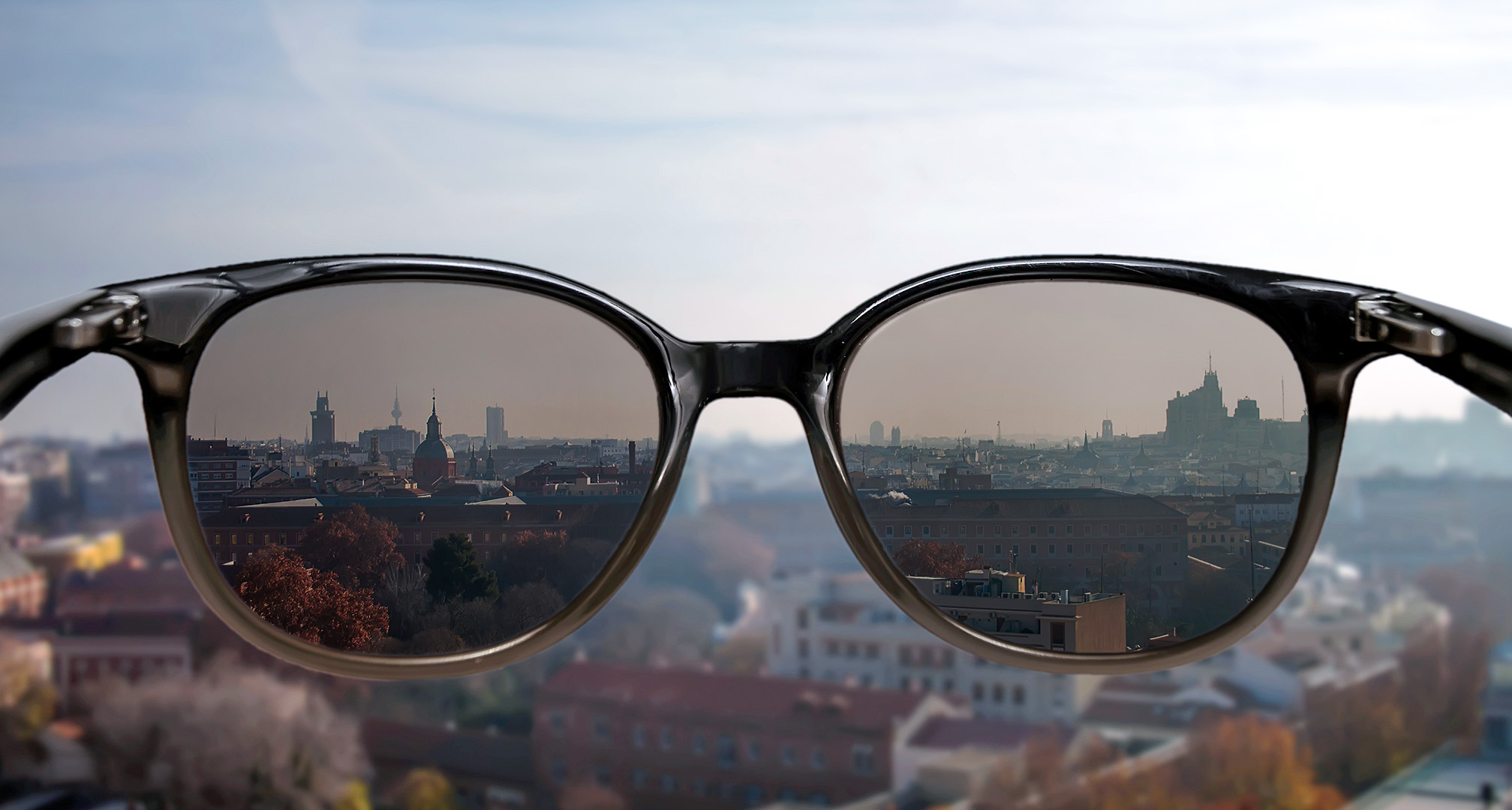 lunettes de soleil devant un paysage urbain en arrière-plan